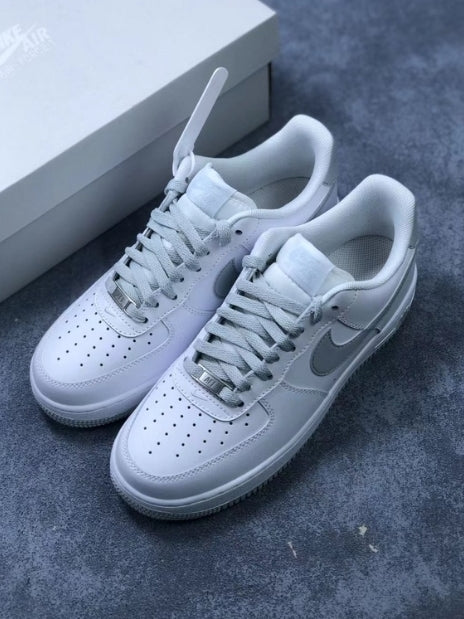 Premièrement : Les baskets Nike Air Force 1 Low femme incarnent l’alliance parfaite entre style intemporel et innovation technique.