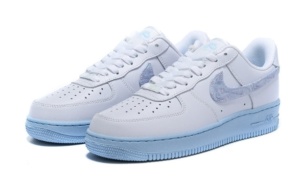 Premièrement : Les baskets Nike Air Force 1 femme sont bien plus qu’une simple paire de baskets – elles incarnent un style légendaire, un confort exceptionnel et une polyvalence inégalée.