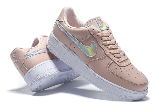 Premièrement : Les baskets Nike Air Force 1 femme sont bien plus qu’une simple paire de baskets – elles incarnent un style légendaire, un confort exceptionnel et une polyvalence inégalée.