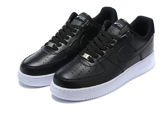 Premièrement : Les baskets Nike Air Force 1 femme sont bien plus qu’une simple paire de baskets – elles incarnent un style légendaire, un confort exceptionnel et une polyvalence inégalée.