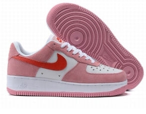 Premièrement : Les baskets Nike Air Force 1 Low femme incarnent l’alliance parfaite entre style intemporel et innovation technique.