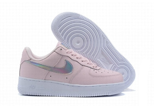 Premièrement : Les baskets Nike Air Force 1 femme sont bien plus qu’une simple paire de baskets – elles incarnent un style légendaire, un confort exceptionnel et une polyvalence inégalée.