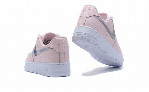 Premièrement : Les baskets Nike Air Force 1 femme sont bien plus qu’une simple paire de baskets – elles incarnent un style légendaire, un confort exceptionnel et une polyvalence inégalée.