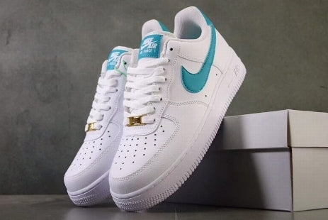 Premièrement : Les baskets Nike Air Force 1 Low femme incarnent l’alliance parfaite entre style intemporel et innovation technique.
