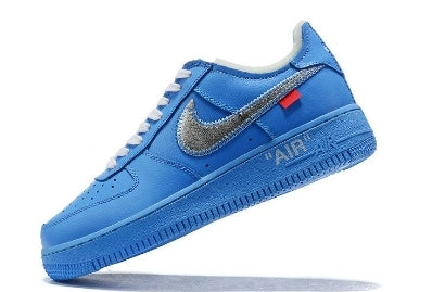 Premièrement : Les baskets  Nike Air Force 1 High Femme réinventent la silhouette classique avec un design montant emblématique.