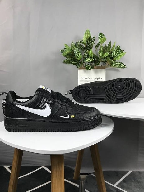 Premièrement : Les baskets Nike Air Force 1 Low femme incarnent l’alliance parfaite entre style intemporel et innovation technique.