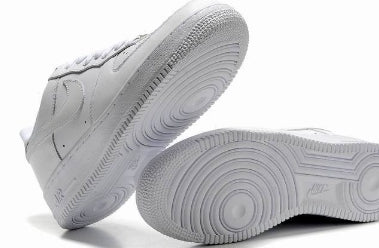 Premièrement : Les baskets Nike Air Force 1 Low femme incarnent l’alliance parfaite entre style intemporel et innovation technique.