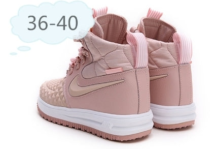 Premièrement : Les  Baskets Nike Air Force 1 Kpu Femme offrent une interprétation moderne et technique de la silhouette iconique.