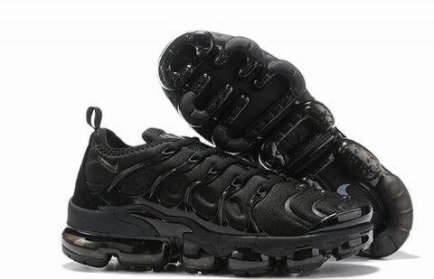 Les Nike Air Vapormax Plus TN Femme incarnent une fusion audacieuse entre l’héritage des baskets TN des années 90 et l’innovation moderne de la technologie Vapormax.
