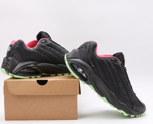 Les baskets Nike Hot Step Air Terra x NOCTA "Black-Green" Femme combinent le style avant-gardiste de Drake avec la technologie Nike.