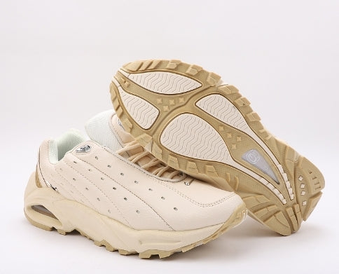 Les baskets Nike Hot Step Air Terra x Drake NOCTA "Beige-Cream" Femme incarnent la rencontre entre le style moderne de Drake et la technicité emblématique de Nike.