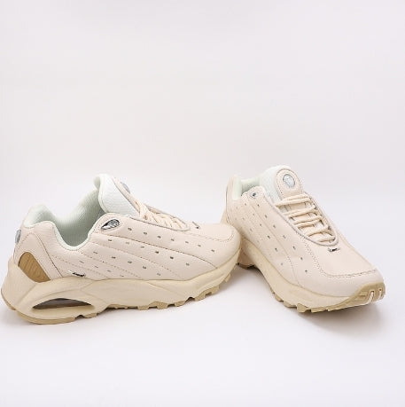 Les baskets Nike Hot Step Air Terra x Drake NOCTA "Beige-Cream" Femme incarnent la rencontre entre le style moderne de Drake et la technicité emblématique de Nike.