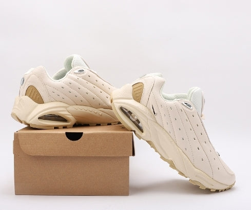 Les baskets Nike Hot Step Air Terra x Drake NOCTA "Beige-Cream" Femme incarnent la rencontre entre le style moderne de Drake et la technicité emblématique de Nike.