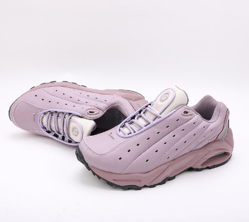 Les baskets Nike Hot Step Air Terra "Drake NOCTA Violet Haze" Femme incarnent parfaitement la collaboration innovante entre Nike et la ligne NOCTA de Drake.