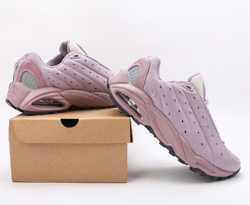 Les baskets Nike Hot Step Air Terra "Drake NOCTA Violet Haze" Femme incarnent parfaitement la collaboration innovante entre Nike et la ligne NOCTA de Drake.