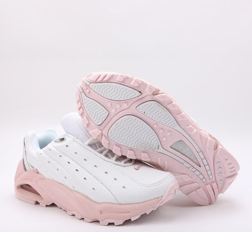 Les baskets Nike Hot Step Air Terra x NOCTA "Pink-White" Femme sont le résultat de la collaboration entre Nike et NOCTA.