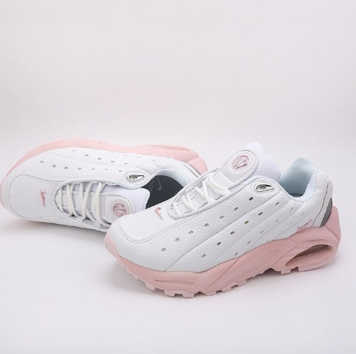 Les baskets Nike Hot Step Air Terra x NOCTA "Pink-White" Femme sont le résultat de la collaboration entre Nike et NOCTA.