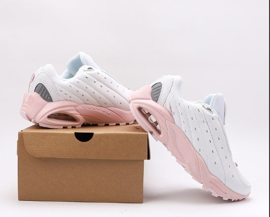 Les baskets Nike Hot Step Air Terra x NOCTA "Pink-White" Femme sont le résultat de la collaboration entre Nike et NOCTA.