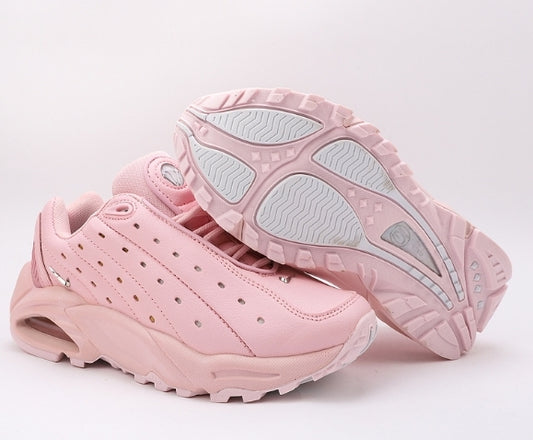 Les baskets Nike Hot Step Air Terra x NOCTA "Pink" Femme, issues de la collaboration entre Nike et NOCTA.