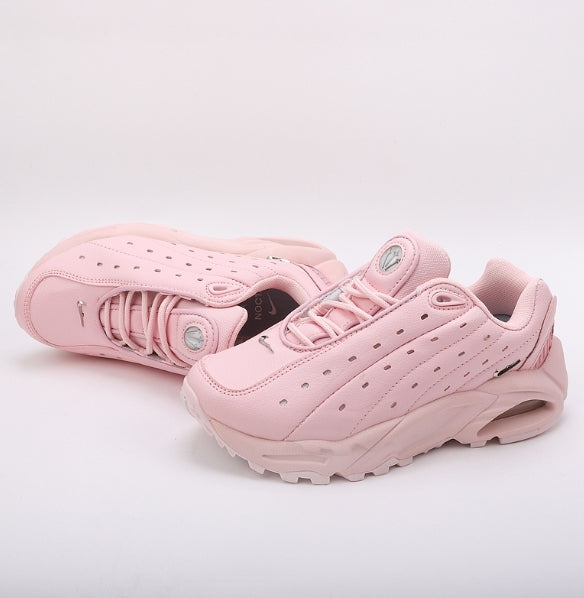 Les baskets Nike Hot Step Air Terra x NOCTA "Pink" Femme, issues de la collaboration entre Nike et NOCTA.