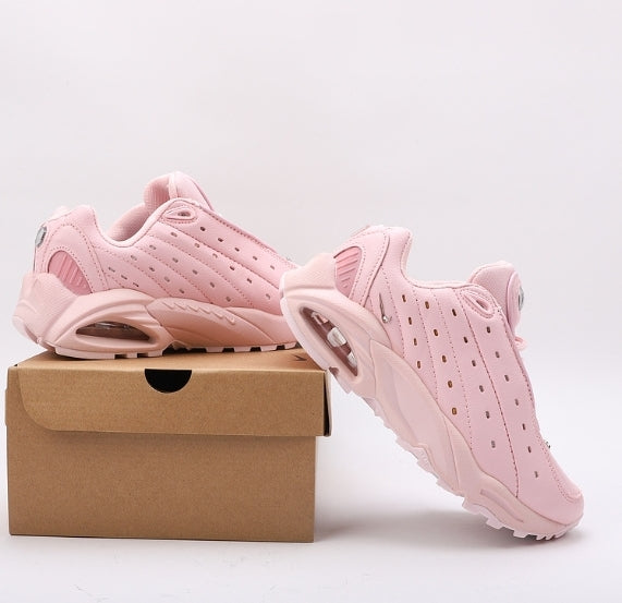 Les baskets Nike Hot Step Air Terra x NOCTA "Pink" Femme, issues de la collaboration entre Nike et NOCTA.