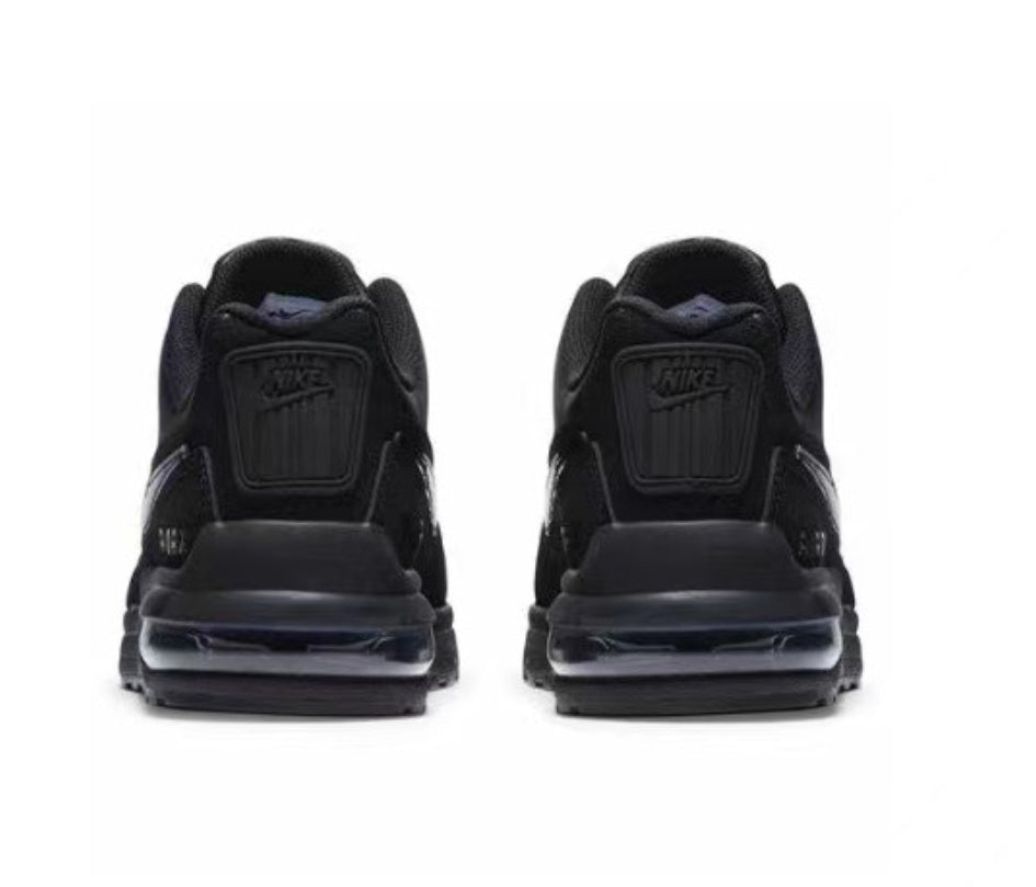 Les baskets Nike Air Max LTD3 allient style et performance de manière exceptionnelle. Leur design moderne et leurs matériaux de haute qualité en font un choix incontournable.