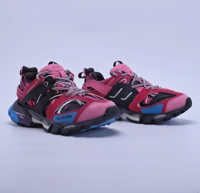 les sneakers Balenciaga Triple S "Beige Green Yellow" Femme sont un témoignage de l'engagement de Balenciaga à combiner style et innovation.