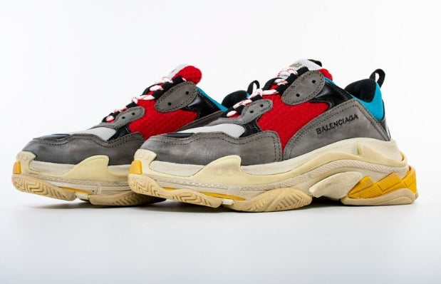 les sneakers Balenciaga Triple S "Beige Green Yellow" Femme sont un témoignage de l'engagement de Balenciaga à combiner style et innovation.