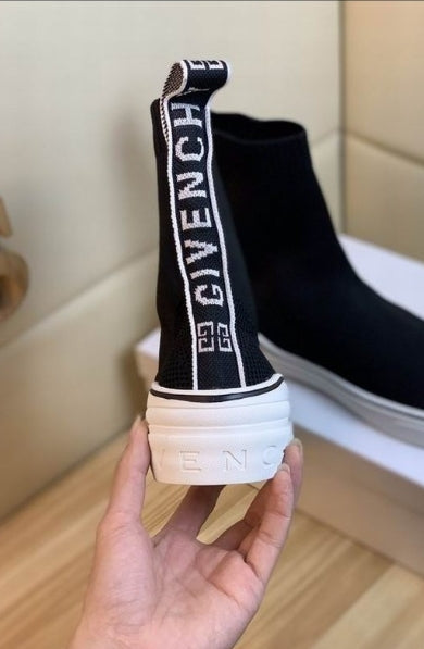 les chaussures Givenchy Femme sont un témoignage de l'engagement de Givenchy à combiner style et sophistication.