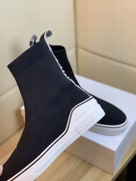 les chaussures Givenchy Femme sont un témoignage de l'engagement de Givenchy à combiner style et sophistication.
