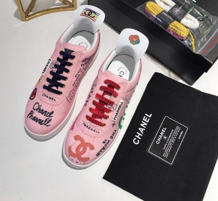 les sneakers Chanel Femme sont un témoignage de l'engagement de Chanel à combiner style et sophistication. Exceptionnel avant-gardistes 