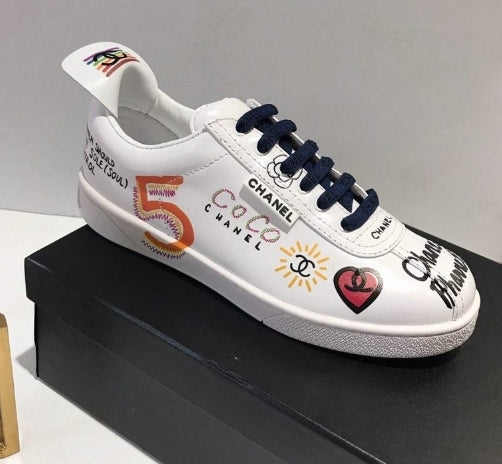 les sneakers Chanel Femme sont un témoignage de l'engagement de Chanel à combiner style et sophistication. Exceptionnel avant-gardistes 