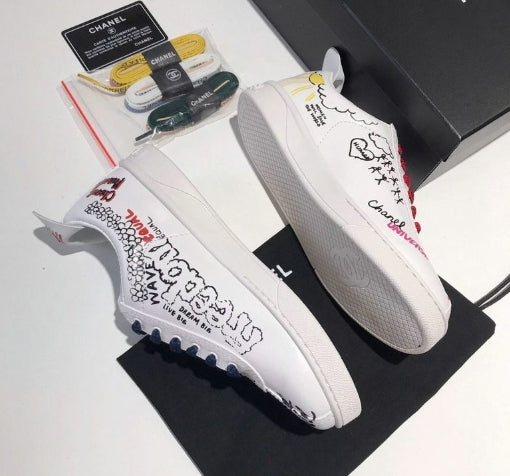 les sneakers Chanel Femme sont un témoignage de l'engagement de Chanel à combiner style et sophistication. Exceptionnel avant-gardistes 