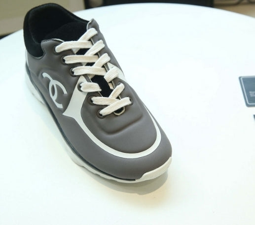 les sneakers Chanel Femme sont un témoignage de l'engagement de Chanel à combiner style et sophistication. Exceptionnel avant-gardistes 