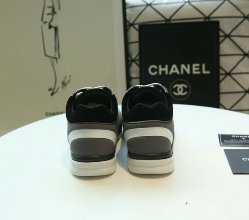 les sneakers Chanel Femme sont un témoignage de l'engagement de Chanel à combiner style et sophistication. Exceptionnel avant-gardistes 