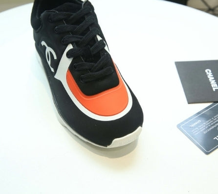 les sneakers Chanel Femme sont un témoignage de l'engagement de Chanel à combiner style et sophistication. Exceptionnel avant-gardistes 
