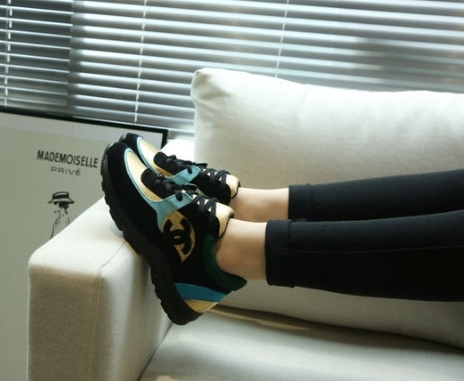 les sneakers Chanel Femme sont un témoignage de l'engagement de Chanel à combiner style et sophistication.