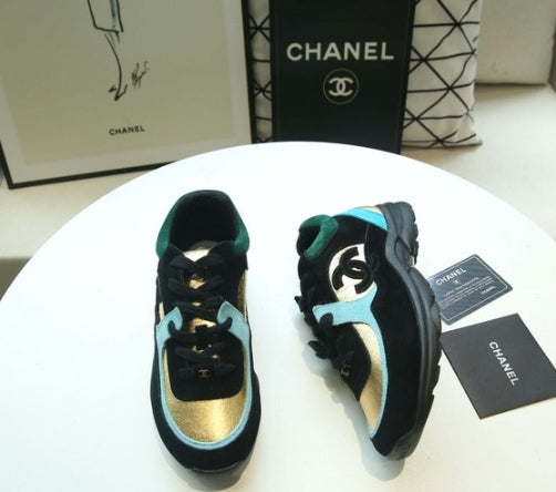 Résultats de l'évolution emblématique de la marque Chanel, les sneakers Chanel Femme sont un témoignage de l'engagement de Chanel à combiner style et sophistication.