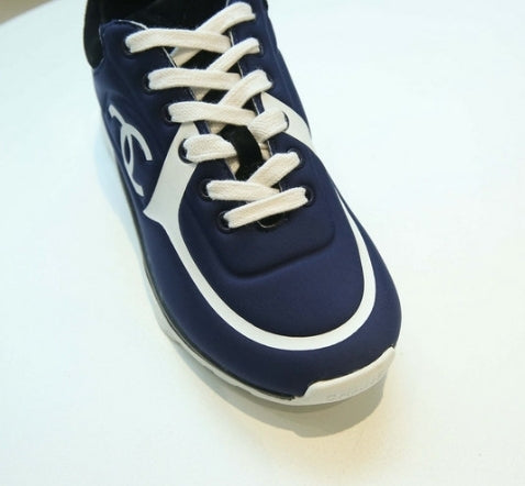 les sneakers Chanel Femme sont un témoignage de l'engagement de Chanel à combiner style et sophistication. Exceptionnel avant-gardistes 