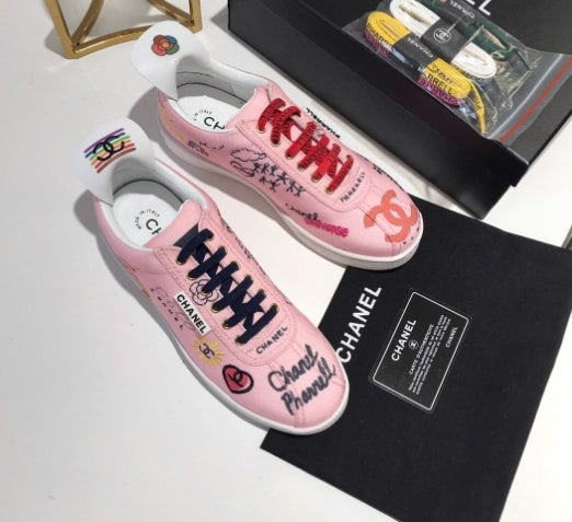 les sneakers Chanel Femme sont un témoignage de l'engagement de Chanel à combiner style et sophistication. Exceptionnel avant-gardistes 