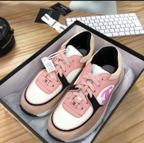 les sneakers Chanel Femme sont un témoignage de l'engagement de Chanel à combiner style et sophistication. Exceptionnel avant-gardistes