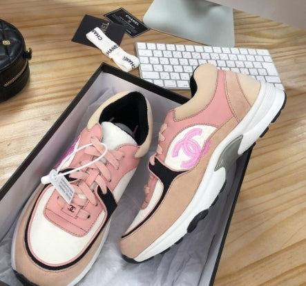 les sneakers Chanel Femme sont un témoignage de l'engagement de Chanel à combiner style et sophistication. Exceptionnel avant-gardistes 