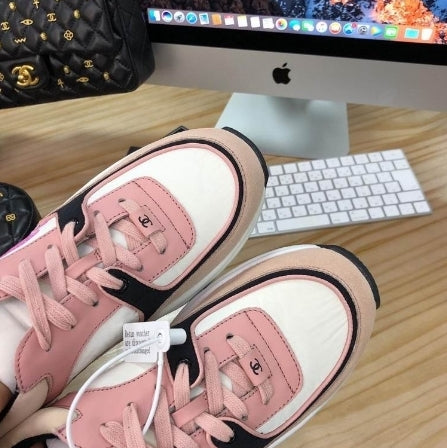 les sneakers Chanel Femme sont un témoignage de l'engagement de Chanel à combiner style et sophistication. Exceptionnel avant-gardistes 