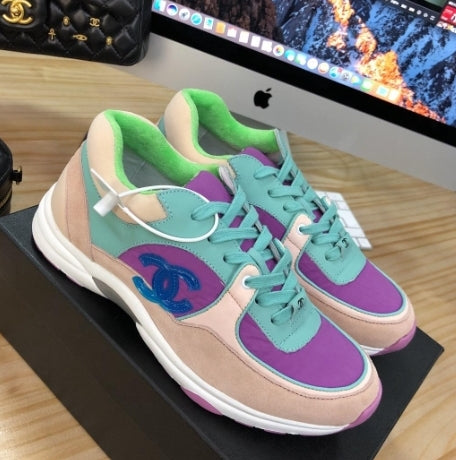 les sneakers Chanel Femme sont un témoignage de l'engagement de Chanel à combiner style et sophistication. Exceptionnel avant-gardistes