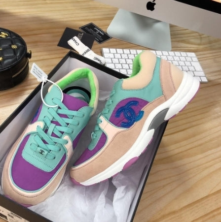 les sneakers Chanel Femme sont un témoignage de l'engagement de Chanel à combiner style et sophistication. Exceptionnel avant-gardistes 
