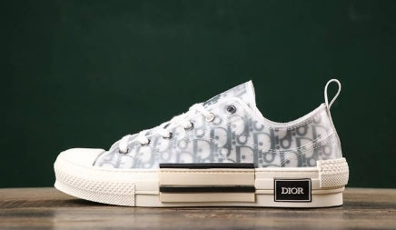Les sneakers Dior Femme incarnent l’alliance parfaite entre élégance intemporelle et design contemporain. Exceptionnel avant-gardistes 