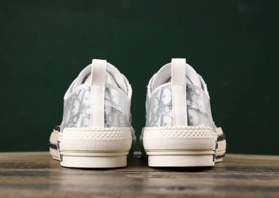 Les sneakers Dior Femme incarnent l’alliance parfaite entre élégance intemporelle et design contemporain. Exceptionnel avant-gardistes 