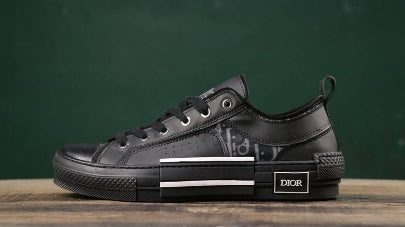 Les sneakers Dior Femme incarnent l’alliance parfaite entre élégance intemporelle et design contemporain. Exceptionnel avant-gardistes 