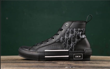 Les sneakers Dior Femme incarnent l’alliance parfaite entre élégance intemporelle et design contemporain. Exceptionnel avant-gardistes 