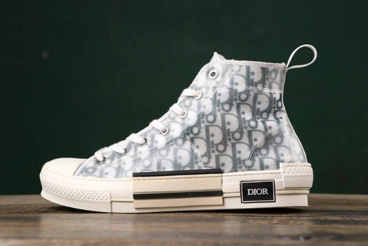 Les sneakers Dior Femme incarnent l’alliance parfaite entre élégance intemporelle et design contemporain. Exceptionnel avant-gardistes 